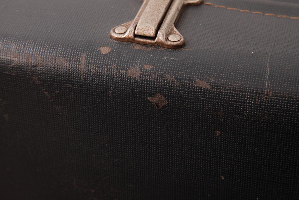 アンティーク雑貨　イギリスアンティーク　CHENEY(チェイニー)　渋さが漂う古いトランク(鞄、カバン、ディスプレイ)