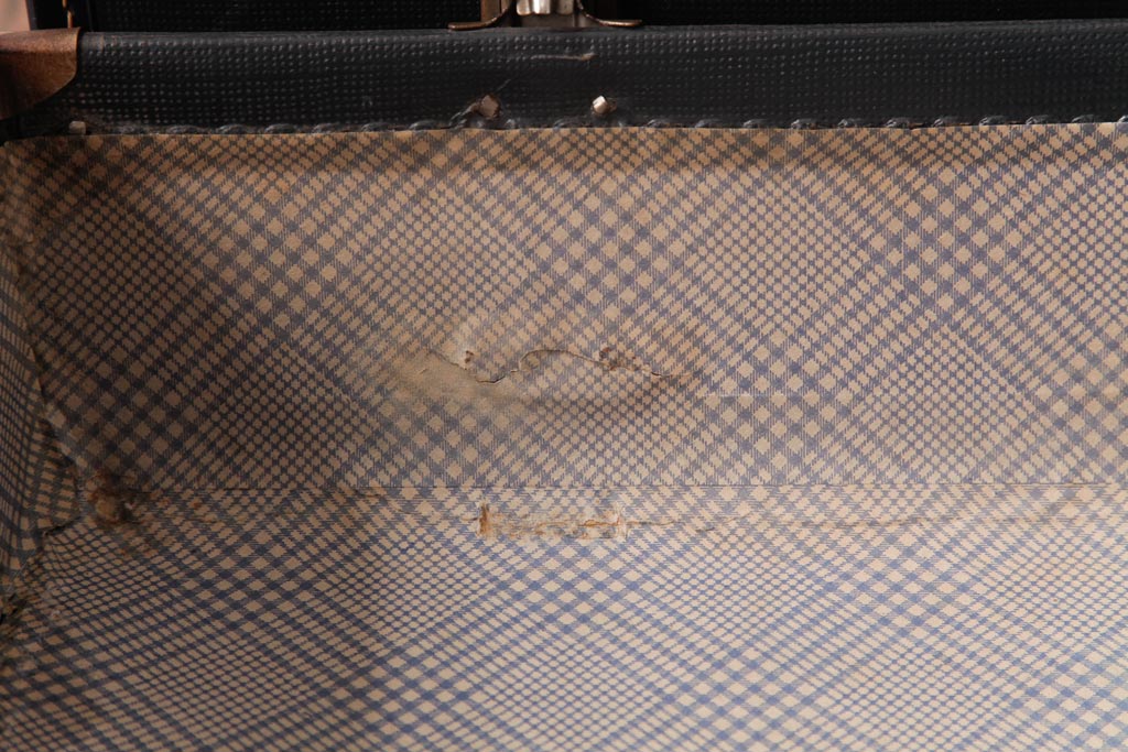 アンティーク雑貨　イギリスアンティーク　CHENEY(チェイニー)　渋さが漂う古いトランク(鞄、カバン、ディスプレイ)