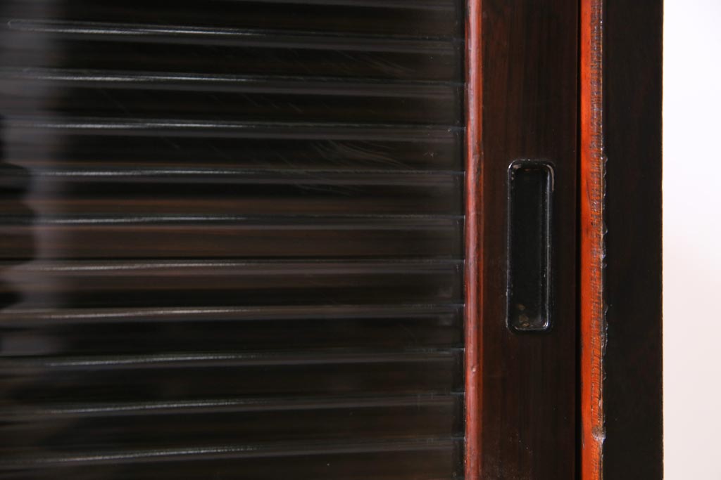 アンティーク家具　昭和初期　鉄脚付リメイク　前面ケヤキ材　漆塗りの光沢が目を引くリビングボード(テレビ台、戸棚、アンティークチェスト)