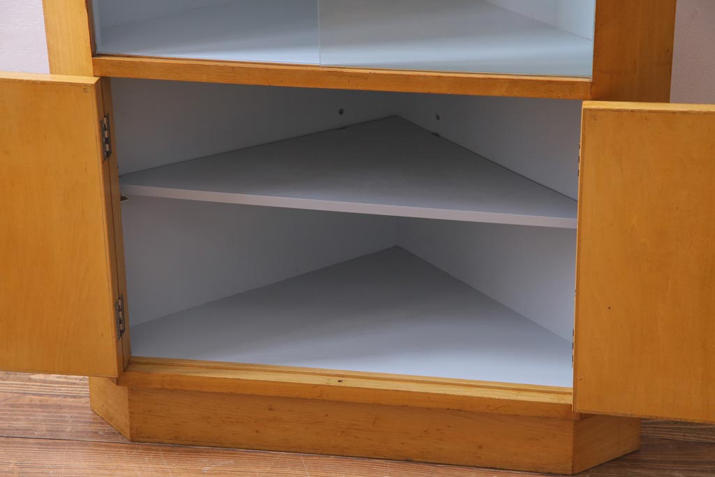 レトロ家具　昭和中期　ナラ材突板　素朴な温かみ漂うレトロなコーナーキャビネット(サイドボード、収納棚、飾り棚)