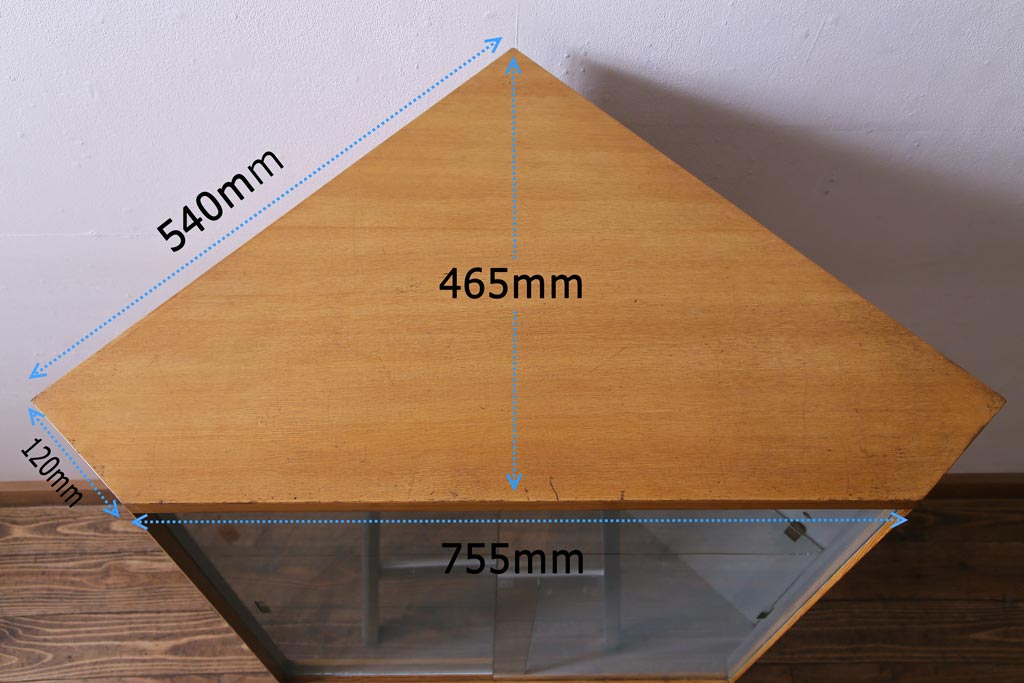 レトロ家具　昭和中期　ナラ材突板　素朴な温かみ漂うレトロなコーナーキャビネット(サイドボード、収納棚、飾り棚)
