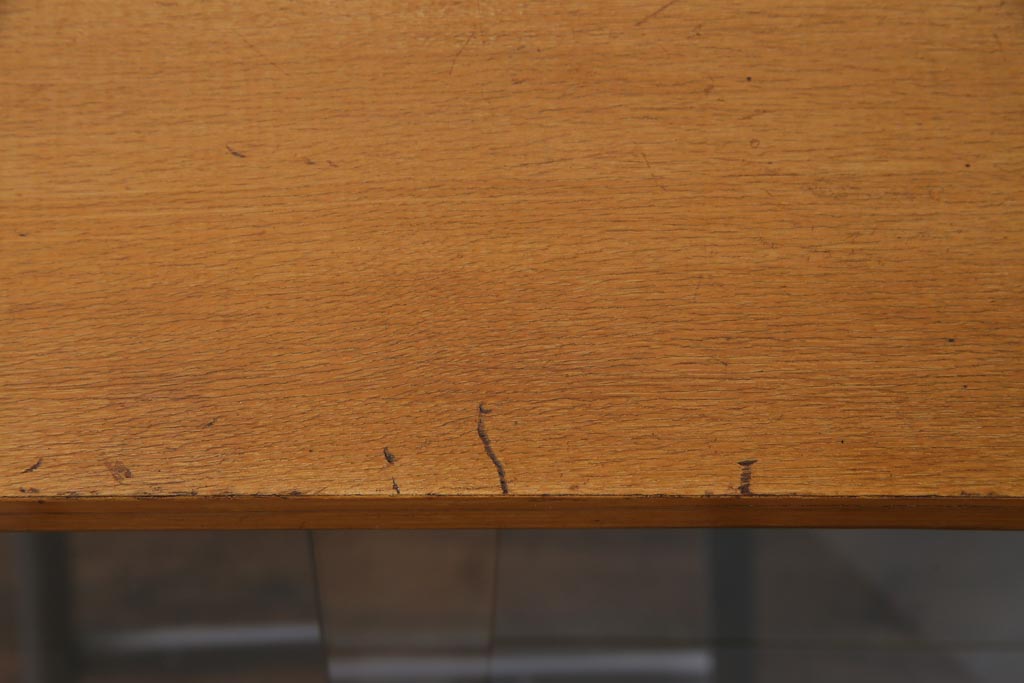 レトロ家具　昭和中期　ナラ材突板　素朴な温かみ漂うレトロなコーナーキャビネット(サイドボード、収納棚、飾り棚)