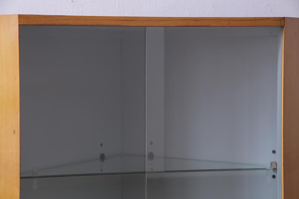 レトロ家具　昭和中期　ナラ材突板　素朴な温かみ漂うレトロなコーナーキャビネット(サイドボード、収納棚、飾り棚)