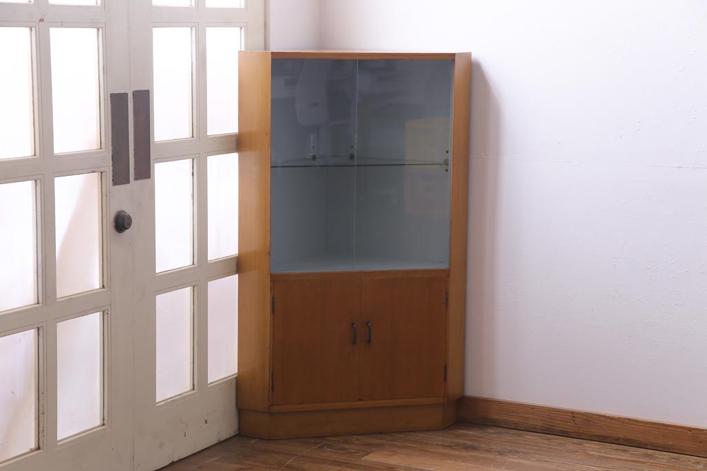 レトロ家具　昭和中期　ナラ材突板　素朴な温かみ漂うレトロなコーナーキャビネット(サイドボード、収納棚、飾り棚)