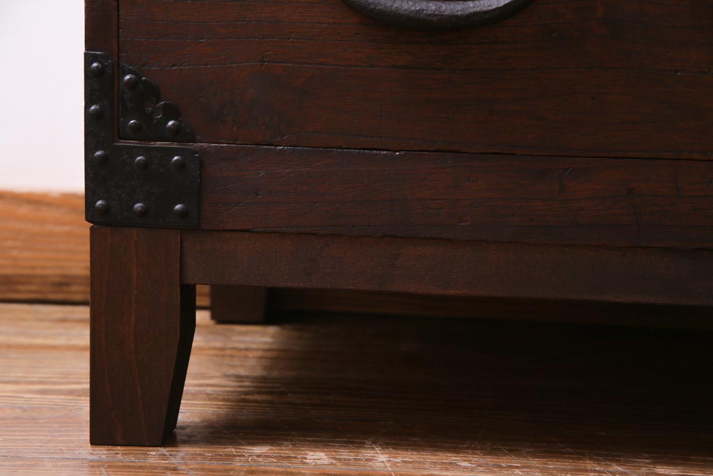アンティーク家具　和製アンティーク　桐材　リメイク　重厚な鋲金具が渋さ漂う時代箪笥リビングボード(チェスト、アンティークチェスト、テレビ台、桐箪笥、桐たんす)