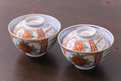 和製アンティーク　古伊万里　江戸期　華やかな色絵染付の蓋つき茶碗2客セット(和食器)