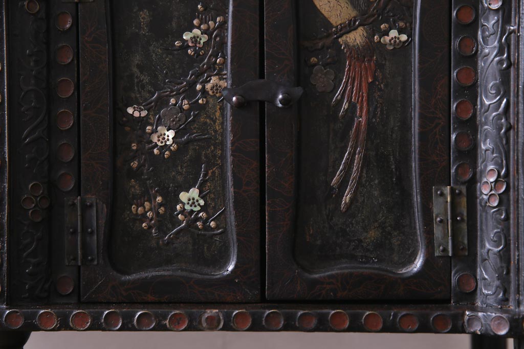 アンティーク家具　和製アンティーク　漆塗り　布目塗り　螺鈿・象嵌細工　花鳥図の茶棚(飾棚)