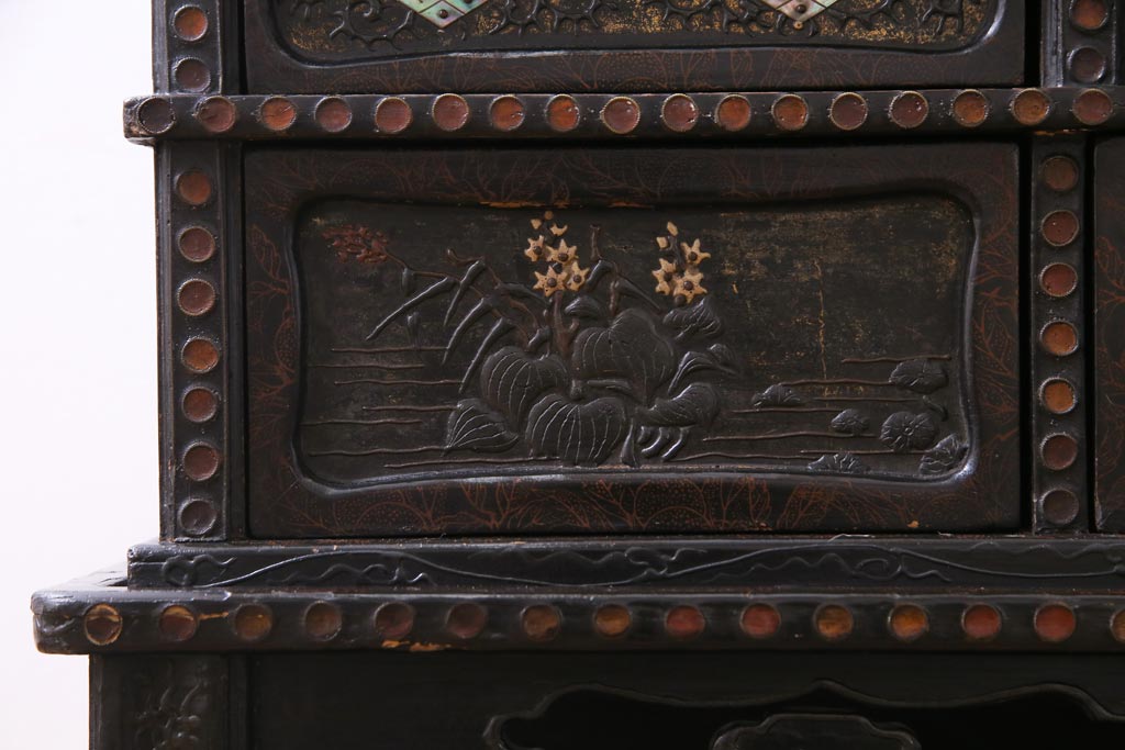 アンティーク家具　和製アンティーク　漆塗り　布目塗り　螺鈿・象嵌細工　花鳥図の茶棚(飾棚)