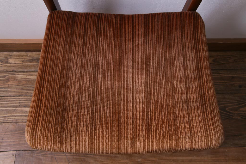 ヴィンテージ家具　北欧ビンテージ　チーク材　レトロで温かな雰囲気漂うダイニングチェア(椅子、ワークチェア)(2)