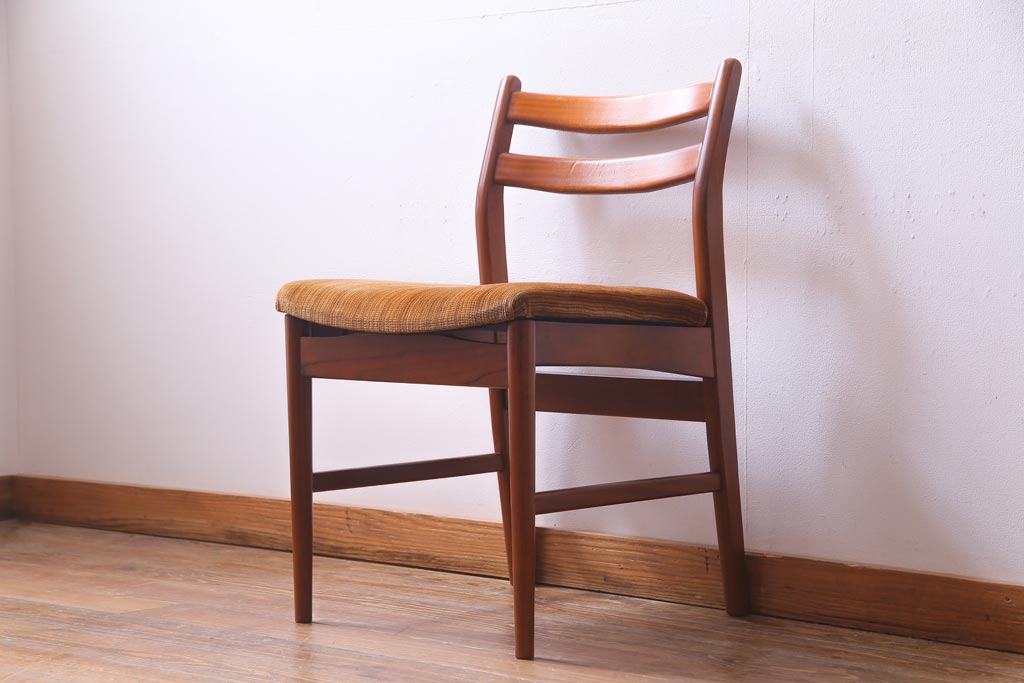 ヴィンテージ家具　北欧ビンテージ　チーク材　レトロで温かな雰囲気漂うダイニングチェア(椅子、ワークチェア)