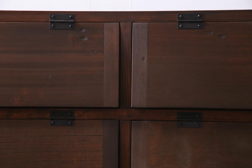 ラフジュ工房オリジナル　古材リメイク　前板サワラ材　脚付き　パタパタ扉が使い勝手の良い収納棚(リビングボード、戸棚、下駄箱)(1)