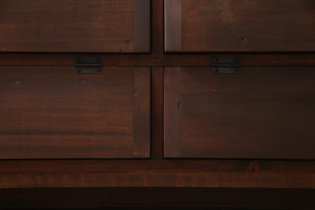 ラフジュ工房オリジナル　古材リメイク　前板サワラ材　脚付き　パタパタ扉が使い勝手の良い収納棚(リビングボード、戸棚、下駄箱)(1)