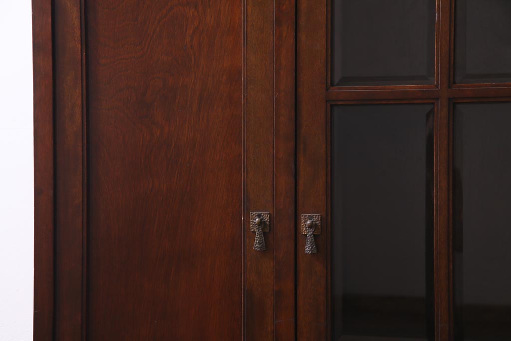 アンティーク家具　イギリスアンティーク　ウォールナット材　鏡付き　凛とした佇まいの大型キャビネット(収納棚、戸棚)