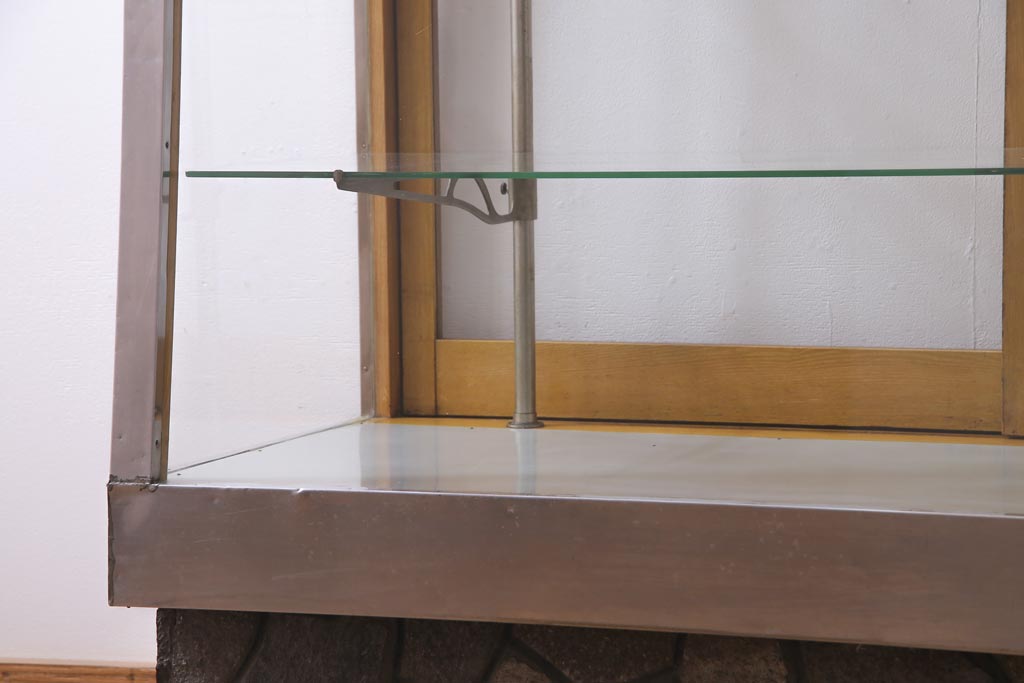 レトロ家具　昭和レトロ　異なる素材が組み合わさったユニークなガラスケース(ショーケース、陳列棚)