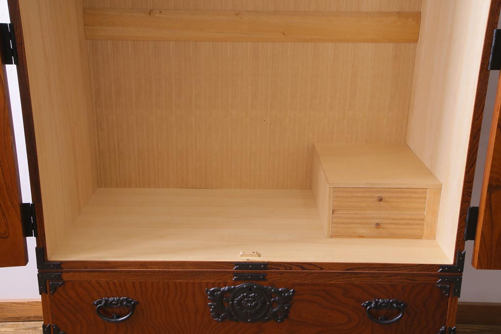 中古　民芸家具　漆塗り　ケヤキの杢目が力強いワードローブ(洋服タンス)(1)