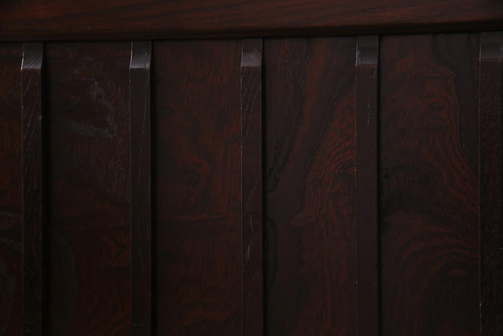 中古美品　ケヤキ材　金具の意匠が繊細な民芸食器棚(水屋箪笥、収納棚、戸棚)(定価約45万円)