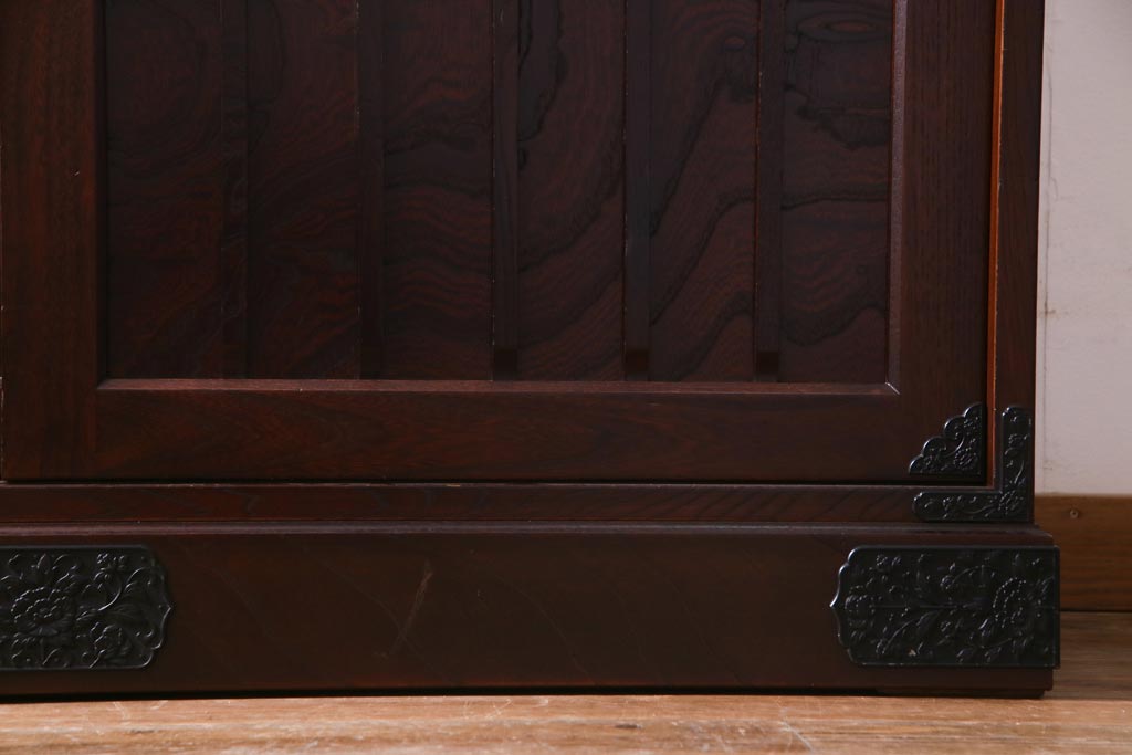 中古美品　ケヤキ材　金具の意匠が繊細な民芸食器棚(水屋箪笥、収納棚、戸棚)(定価約45万円)