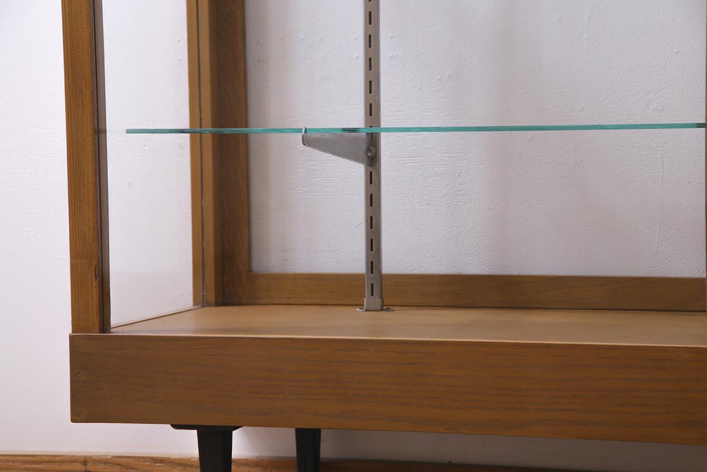 レトロ家具　昭和　すっきりとしたデザインのレトロな脚付きガラスケース(ショーケース、陳列棚)