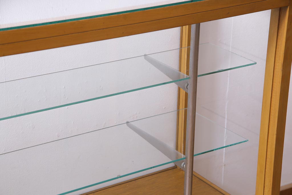 レトロ家具　昭和　すっきりとしたデザインのレトロな脚付きガラスケース(ショーケース、陳列棚)