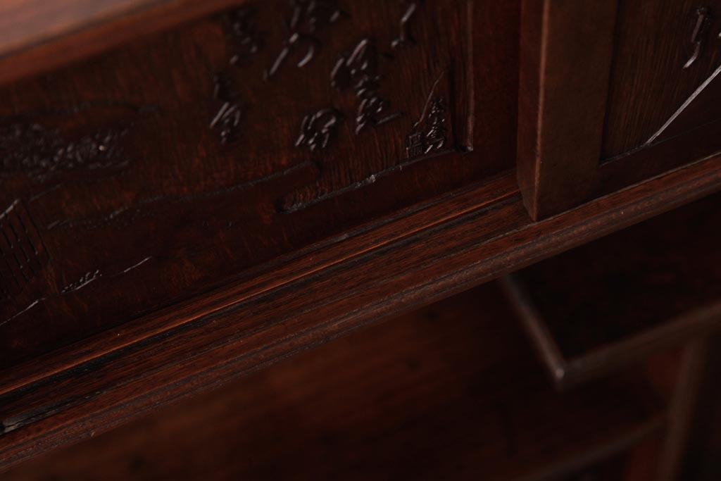 和製アンティーク　工芸家具　竹の支柱が目を引く!彫刻が見事な飾り棚(茶棚)