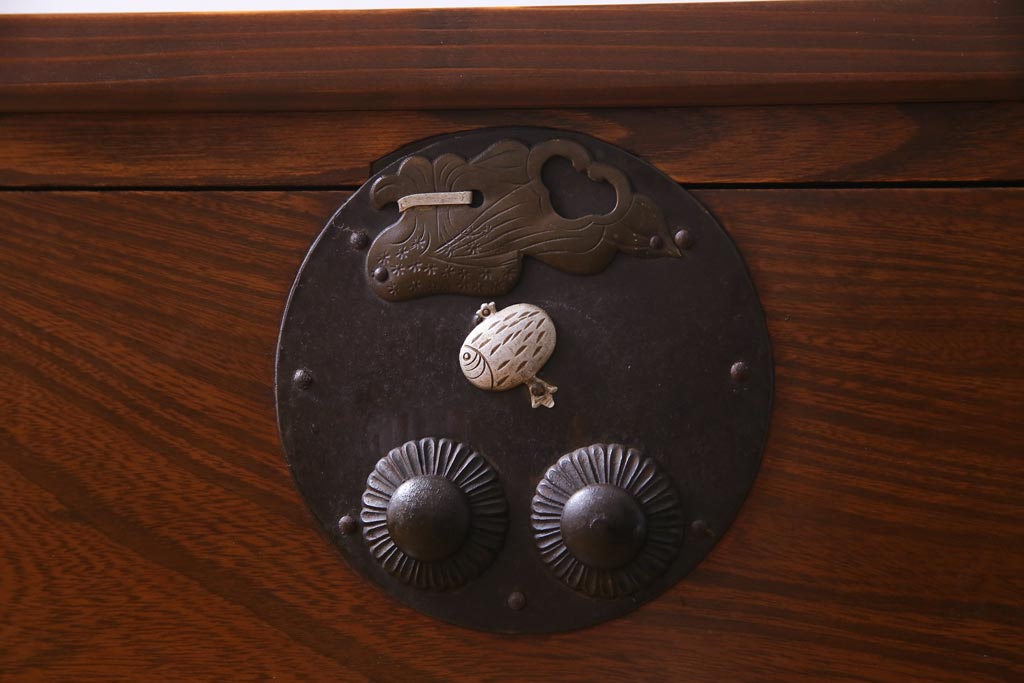 アンティーク家具　前面ケヤキ材　リメイク　宝尽くしの金具が魅力的な二本松箪笥リビングボード(ローボード、アンティークチェスト、和タンス)