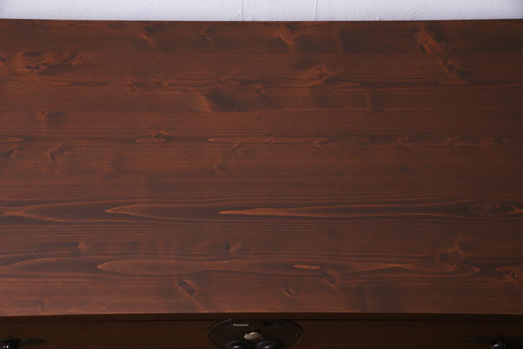 アンティーク家具　前面ケヤキ材　鉄脚付リメイク　宝尽くし　金具が魅力的な二本松箪笥リビングボード(ローボード、アンティークチェスト、和タンス)