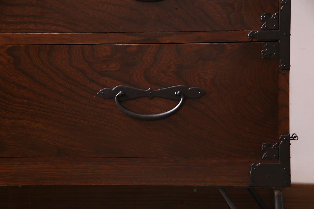 アンティーク家具　前面ケヤキ材　鉄脚付リメイク　宝尽くし　金具が魅力的な二本松箪笥リビングボード(ローボード、アンティークチェスト、和タンス)