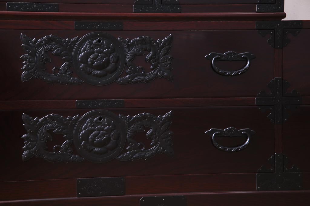中古美品　二本松伝統家具　田中家具　獅子牡丹　金具が美しい階段箪笥(和タンス)