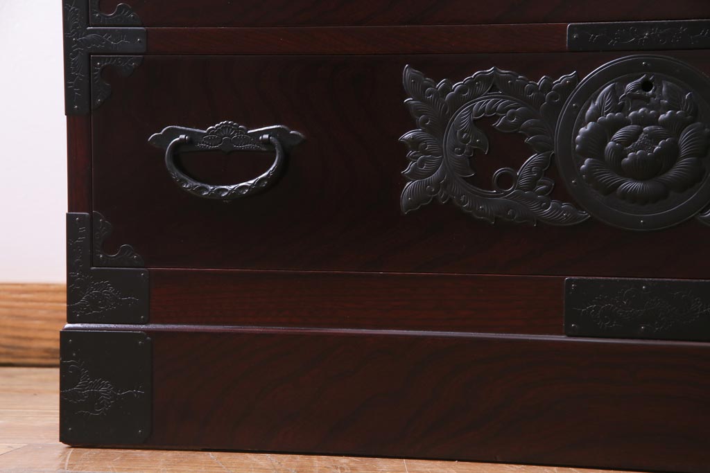 中古美品　二本松伝統家具　田中家具　獅子牡丹　金具が美しい階段箪笥(和タンス)