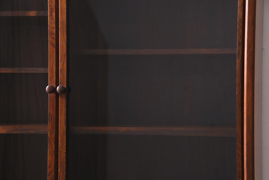 ヴィンテージ家具　ジャパンビンテージ　ローズウッド材　洗練された雰囲気を醸し出すキャビネット(食器棚、ブックケース、本箱)
