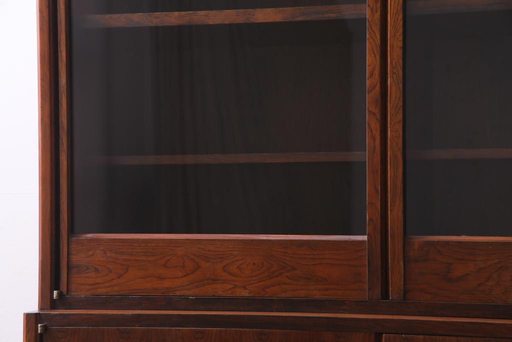 ヴィンテージ家具　ジャパンビンテージ　ローズウッド材　洗練された雰囲気を醸し出すキャビネット(食器棚、ブックケース、本箱)