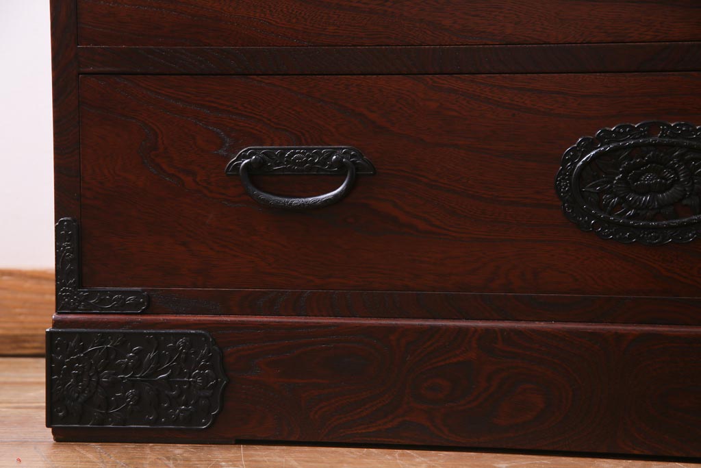 中古　民芸家具　美しい欅の杢目と華やかな金具が目を惹くローチェスト(和タンス、ローボード、引き出し)