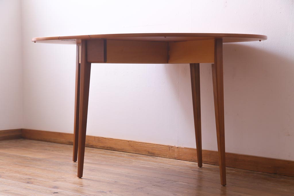 ヴィンテージ家具　北欧ビンテージ　オーク材　スタイリッシュなオーバル型のバタフライテーブル(ゲートレッグテーブル、エクステンションテーブル)