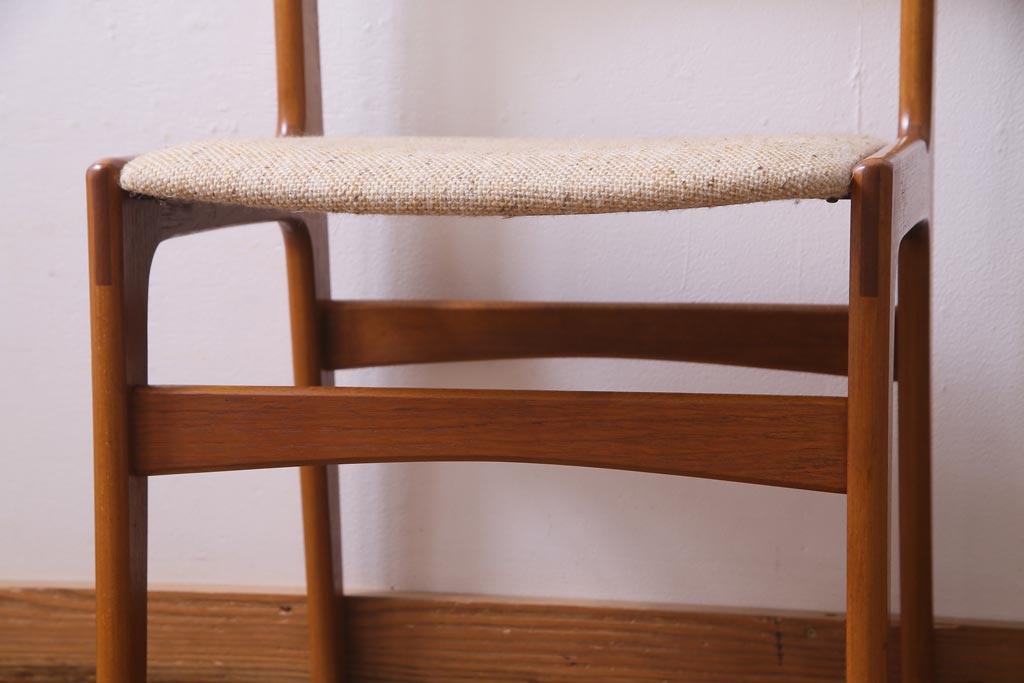 ヴィンテージ家具　デンマーク　チーク材　スタイリッシュなデザインが素敵なビンテージチェア(椅子)(1)