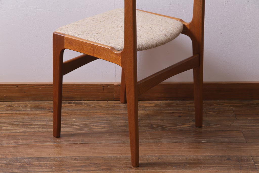 ヴィンテージ家具　デンマーク　チーク材　スタイリッシュなデザインが素敵なビンテージチェア(椅子)(2)