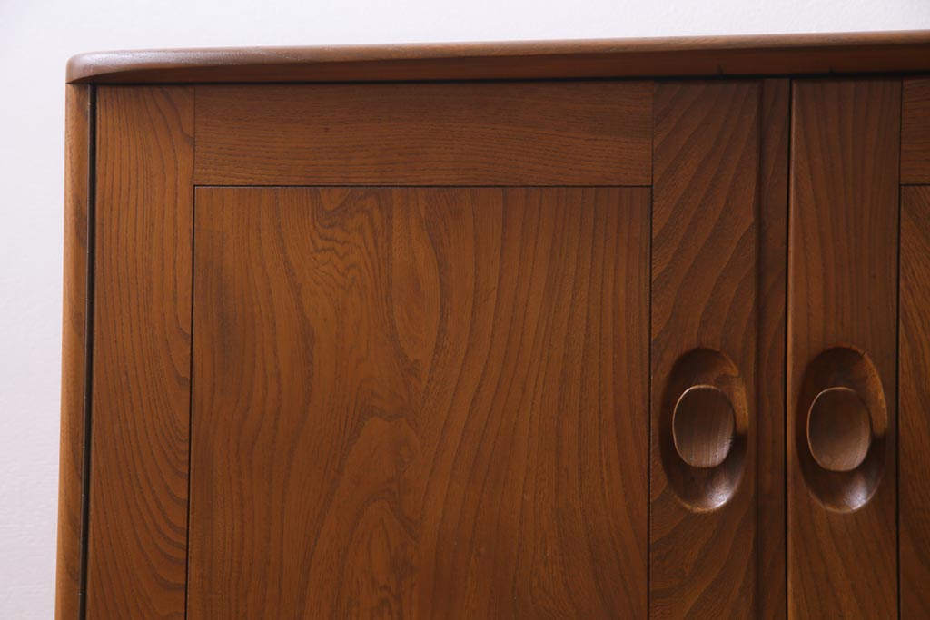 ヴィンテージ家具　イギリスビンテージ　楡材　ERCOL(アーコール)　取っ手やキャスターが可愛らしいリビングボード(収納棚、キャビネット)