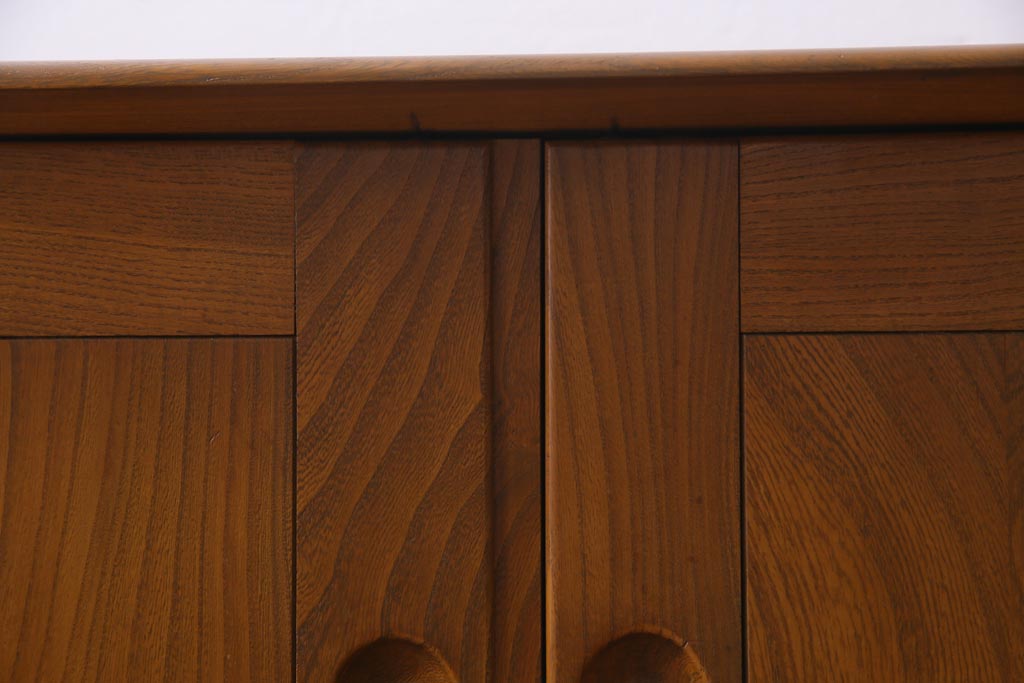 ヴィンテージ家具　イギリスビンテージ　楡材　ERCOL(アーコール)　取っ手やキャスターが可愛らしいリビングボード(収納棚、キャビネット)