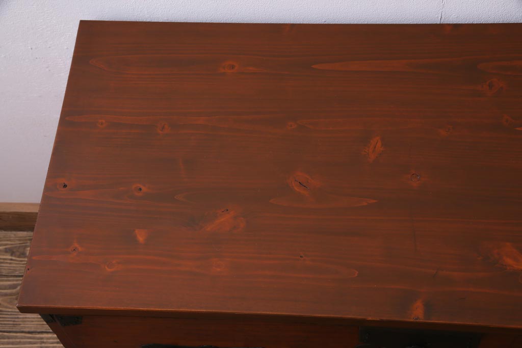 アンティーク家具　和製アンティーク　鉄脚付き　ヒノキ材　漆塗の箪笥ローボード(リビングボード、衣装箪笥)