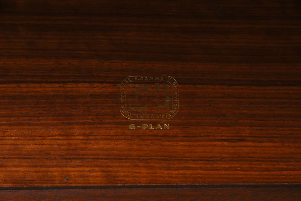 ヴィンテージ家具　イギリスビンテージ　G-PLAN(ジープラン)　TOLA&BLACK　黒と木の色合いが格好良いルームディバイダー(飾り棚、間仕切り)
