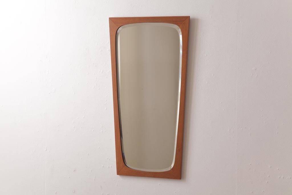 アンティーク雑貨　北欧ビンテージ　チーク材　温かな雰囲気の変形型ウォールミラー(壁掛け鏡)(1)
