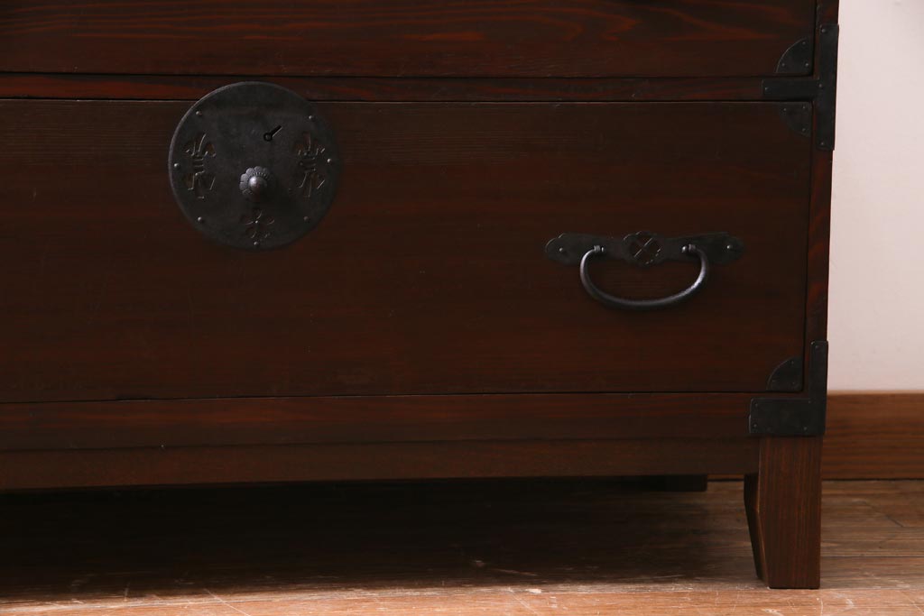 アンティーク家具　和製アンティーク 脚付リメイク　束ね熨斗・桜　金具の透かしが魅力的な箪笥リビングボード(アンティークチェスト、ローボード、和タンス)