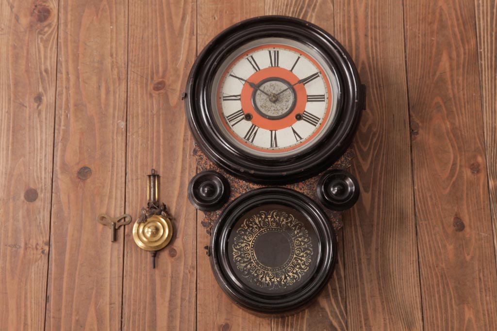 アンティーク雑貨　SEIKOSHA(精工舎)　手巻き式　四ツ丸　個性的なデザインのだるま時計(掛時計、柱時計、振り子時計)