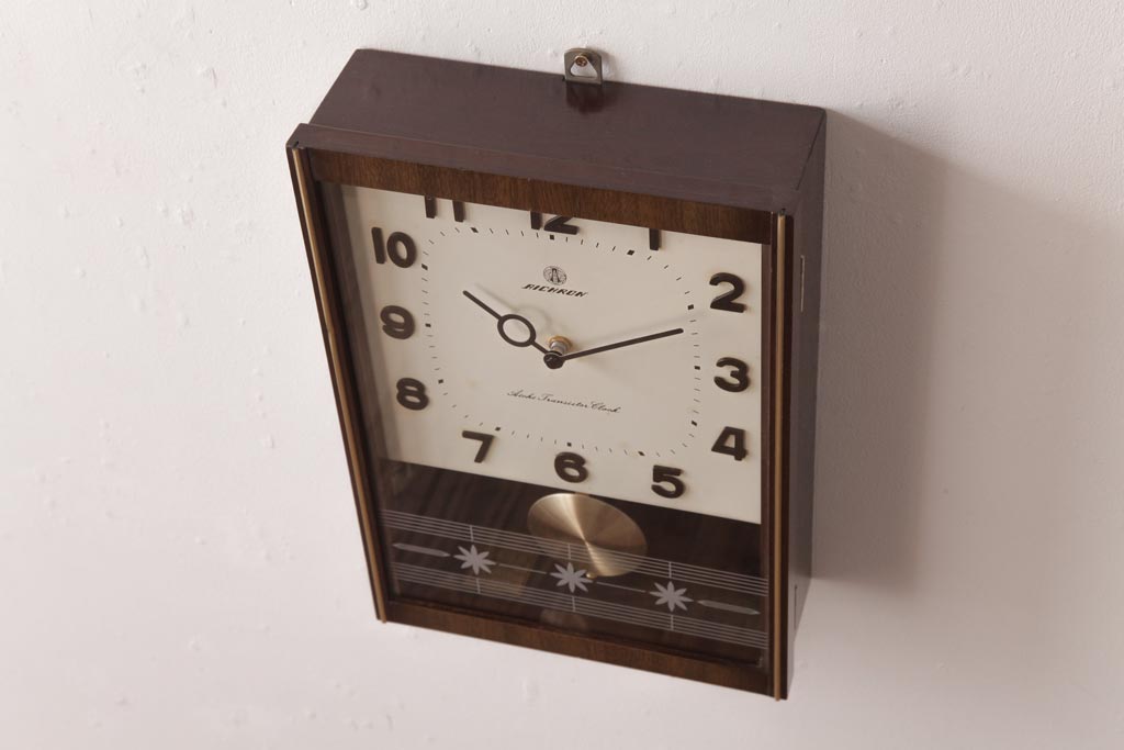 アンティーク雑貨　愛知時計電機(アイチ、AICHI)　電池式　大きな文字盤が可愛らしい柱時計(掛け時計、振り子時計)