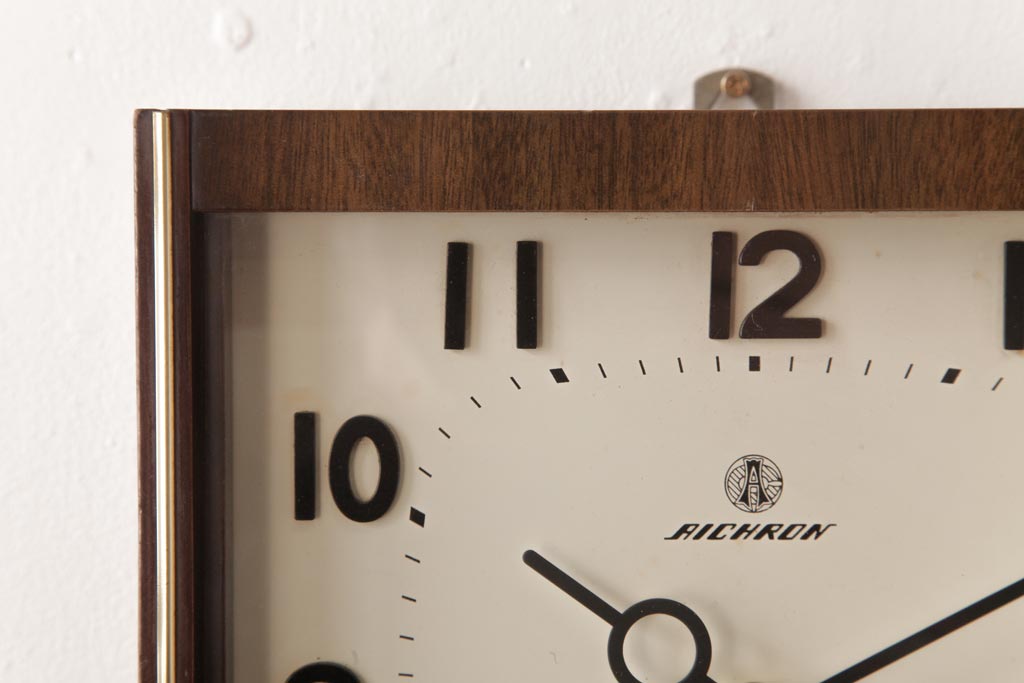 アンティーク雑貨　愛知時計電機(アイチ、AICHI)　電池式　大きな文字盤が可愛らしい柱時計(掛け時計、振り子時計)