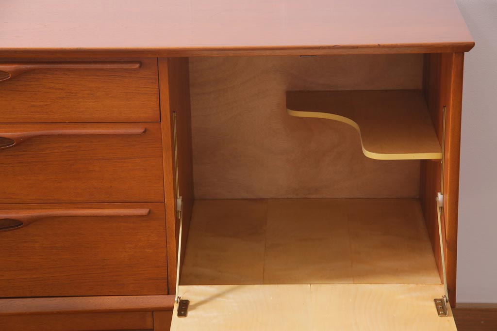 ヴィンテージ家具　北欧ビンテージ　チーク材　あたたかな空間作りにぴったりのリビングボード(サイドボード、収納棚)