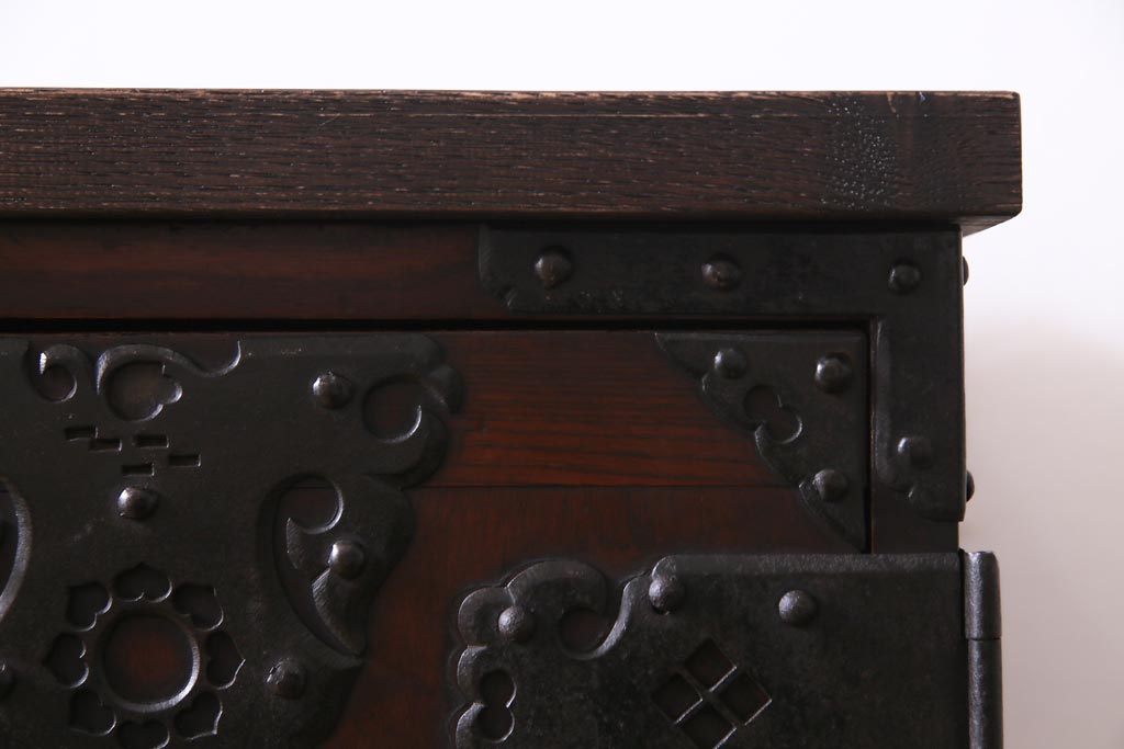 アンティーク家具　和製アンティーク　前面ケヤキ材　上手物　凝った金具が重厚感を漂わせる時代箪笥サイドボード(引き出し、チェスト)
