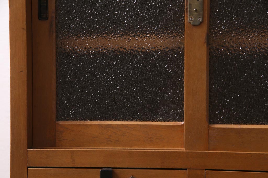 レトロ家具　昭和中期　ダイヤガラス入り　シャッター扉が珍しいレトロモダンな収納棚(戸棚、引き出し)