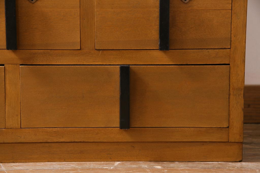 レトロ家具　昭和中期　ダイヤガラス入り　シャッター扉が珍しいレトロモダンな収納棚(戸棚、引き出し)
