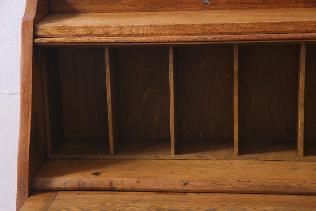 アンティーク家具　イギリスアンティーク　オーク材　コンパクトな大きさが取り入れやすいビューロー(簿記机、収納棚)