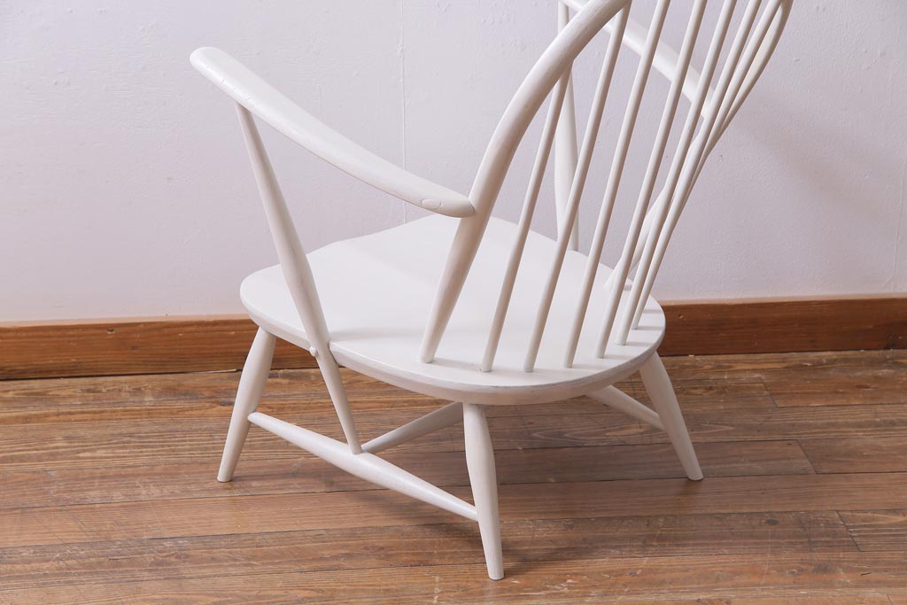 ヴィンテージ家具　イギリスビンテージ　ERCOL(アーコール)  淡いペイントカラーが愛らしいラウンジチェア(椅子、アームチェア)